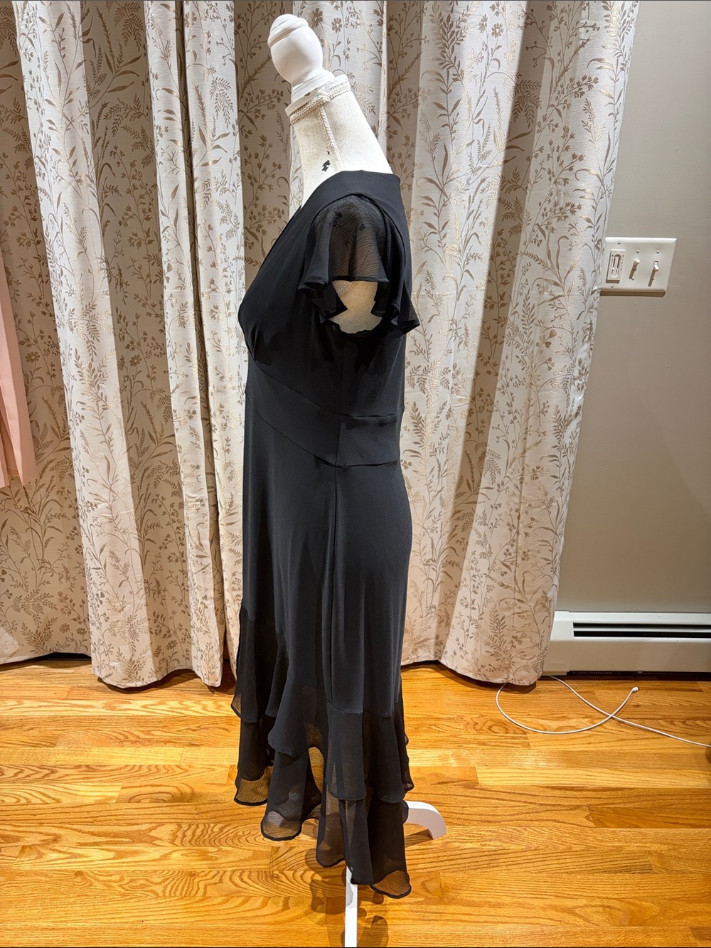 Tommy Hilfiger Elegant Black V-Neck Flutter Sleeve Dress - size 6 - Picture 2 of 4